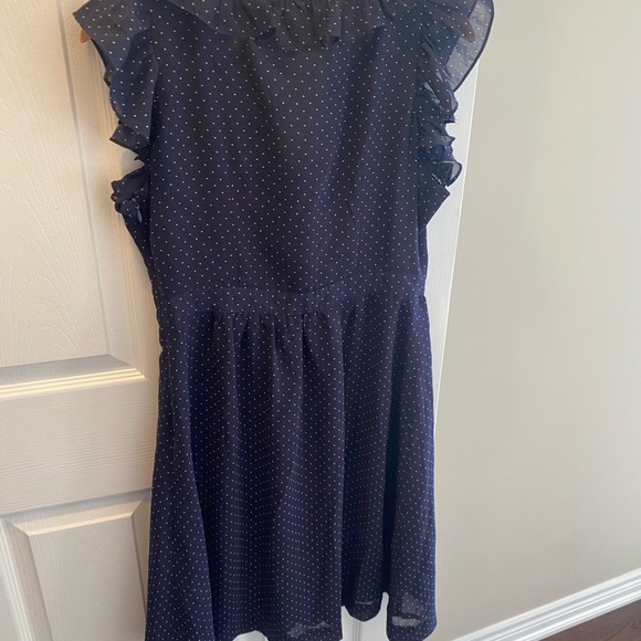 Beautiful ruffle v-neck dress - Picture 4 of 4